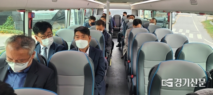 포천교통, 포천시, 경기도 관계자들이 함께 시승하고 있다. (사진=문석완 기자)
