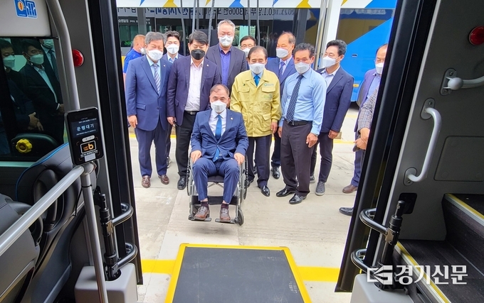 이한규 경기도 행정2부지사와 박윤국 포천시장이 이원웅 도의원을 휠체어에 앉히고 탑승시험을 하고 있다. (사진=문석완 기자)