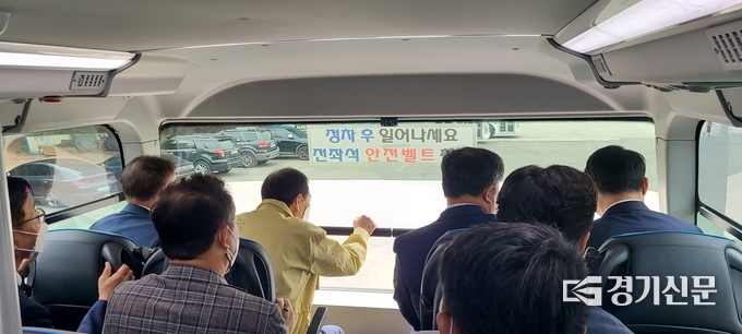 박윤국 포천시장과 이한규 경기도 행정2부지사가 2층 제일 앞 자리에서 시승하고 있다. (사진=문석완 기자)