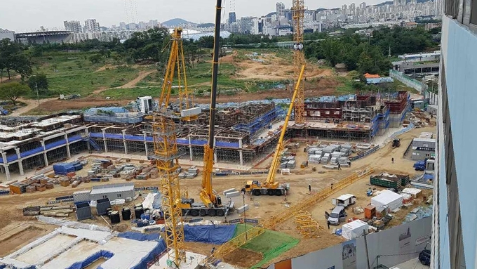 인천 연수구 선학동 윤성아파트 바로 앞에서 한화건설의 아파트 단지 공사가 진행되고 있다. ( 사진 = 윤성아파트 입주자대표회의 제공 )