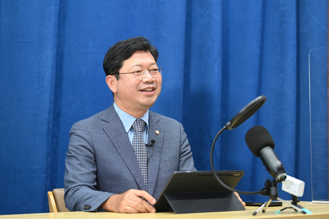 김승원 더불어민주당 의원이 '김대훈의 뉴스토크'에 출연해 발언하고 있다. (사진=조병석 기자)