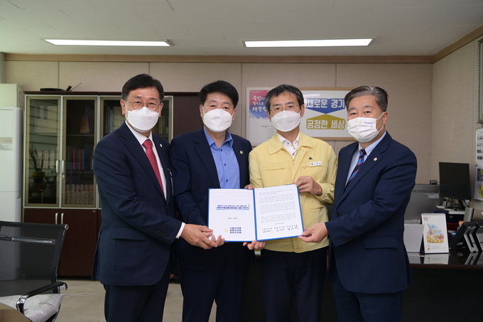 양평·가평·연천 등 경기도 내 3개 군의회 의장들이 이용철 경기도 행정1부지사를 찾아가 "지역 특성과 코로나19 발생 현황에 맞도록 경기도에서 반영해 적용해 달라"는 내용을 담은 건의서를 전달했다. 왼쪽부터 전진선 양평군의회 의장, 최승태 연천군의회 의장, 이용철 경기도 행정1부지사, 배영식 가평군의회 의장. (사진=양평군의회 제공)