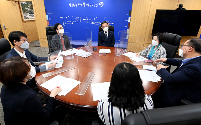 27일 인천시청 접견실에서 열린 '사회복지 종사자 처우개선 간담회'에서 이배영 사회복지사협회장(오른쪽)이 박남춘 시장(가운데)에게 사회복지 종사자들의 목소리를 전달하고 있다. ( 사진 = 인천시 제공 )