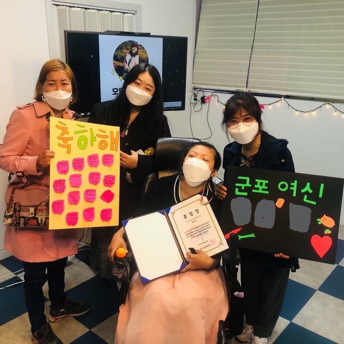군포시 2년간의 체험홈 생활을 마친 한 장애인이 체험홈 졸업장을 받았다. (사진=군포시 제공)