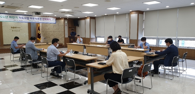 NH농협 화성시지부는 지난 28일 서화성농협 매송지점 회의실에서 관내 지도상무와 시지부, 화성시 관계자들이 참석한 가운데 하반기 지도사업 전략회를 가졌다. (사진=NH농협 화성시지부 제공)