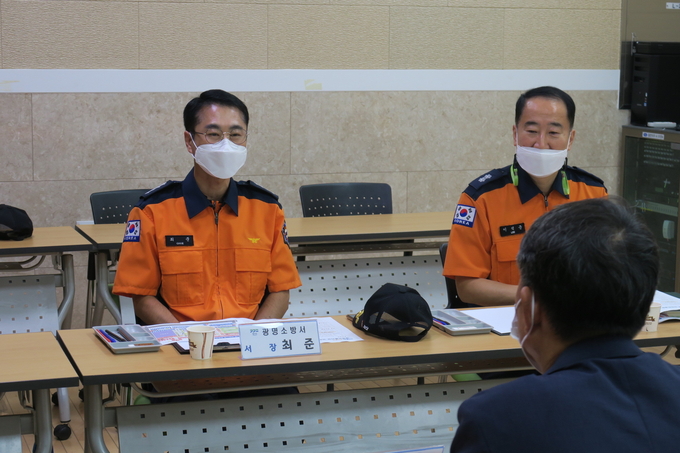 광명소방서 최준 서장은 지난 28일 광명전통시장을 직접 방문하여 화재취약시설 안전 강화를 위한 소방안전컨설팅을 실시했다. (사진=광명소방서 제공)