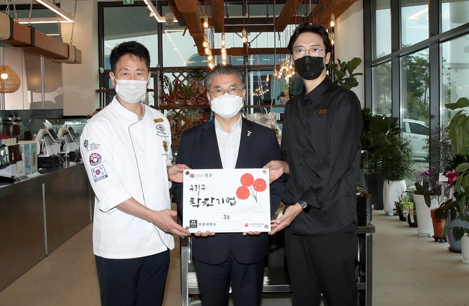 홍인성 구청장이 착한기업 3호점에 선정된 영종제빵소에 현판을 전달하고 있다. ( 사진 = 중구 제공 )