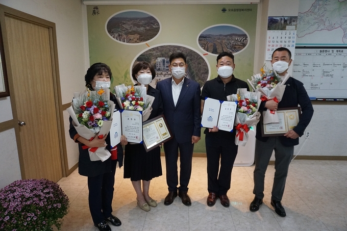 광주시 권용석 오포읍장이 제21회 광주시민의 날 을 맞아 지역 발전 유공자들에게 대해 표창을 전수하고 기념하고있다. (사진=광주시 제공