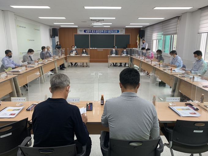남양주시는 지난 28일 남양주시농업기술센터에서 ‘남양주 딸기, 지역 육성 작목 발전 전략 연구’에 대한 중간보고회를 개최했다.(사진=남양주시 제공)