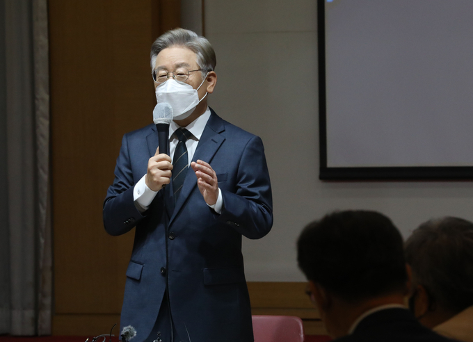 더불어민주당 대선 경선 후보인 이재명 경기도지사가 29일 오전 서울 영등포구 중앙보훈회관에서 열린 개발이익 환수제도의 문제와 개선방안에 대한 긴급토론회에서 축사하고 있다. (사진=국회사진기자단/연합뉴스)