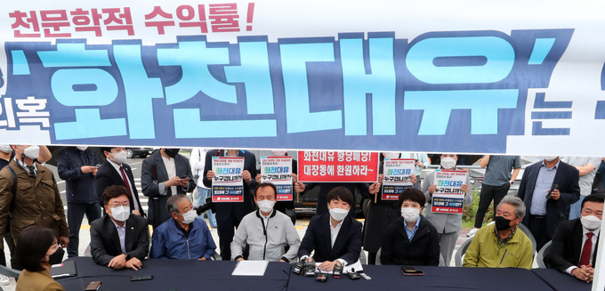 국민의힘 이준석 대표, 김은혜 의원이 29일 경기 성남시 분당구 대장동에서 대장동 개발 의혹에 대한 현지 조사에 나서 현지 주민들과 간담회를 하고 있다. 사진 =연합뉴스