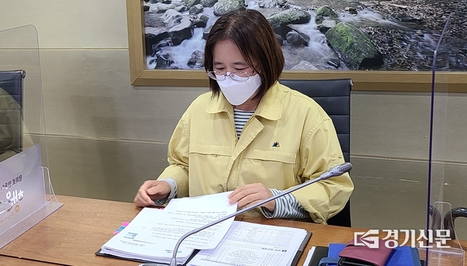 황영자 보건정책과장(보건소장 직무대리)이 위원들의 질문에 답변하고 있다. (사진=문석완 기자)