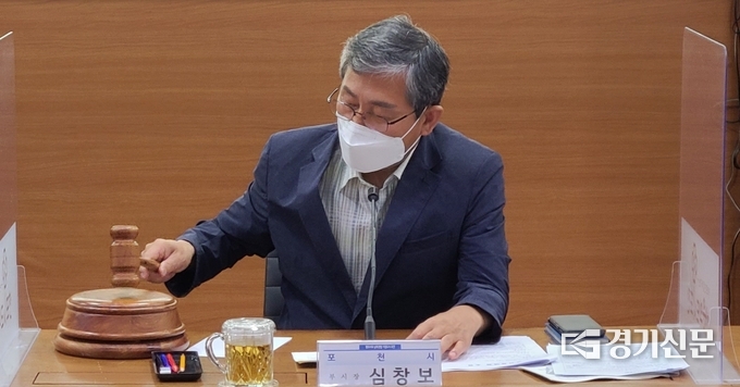 심창보 포천시 부사징이 안건이 가결되었음을 의사봉을 두드려 선포하고 있다. (사진=문석완 기자)