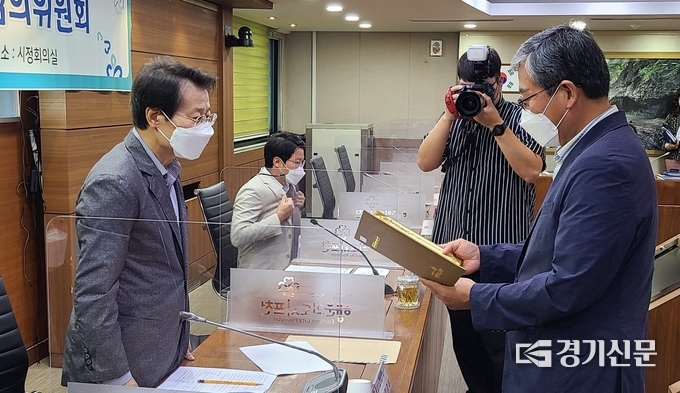 심창보 포천시 부시장이 김경복 경복대학교 부총장에게 위촉장을 수여하고 있다.