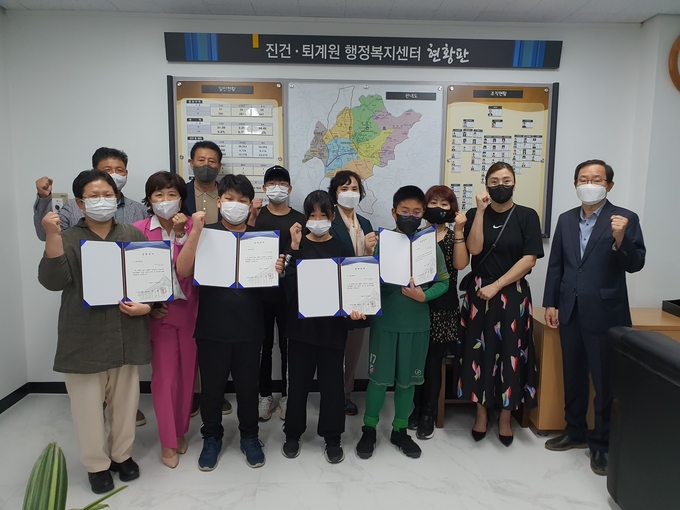 남양주 소재 ㈔진오나눔회가 지난 28일 남양주시 진건읍 및 오남읍 지역 학부모, 학생 등 10여 명이 참석한 가운데 장학금 830만 원을 전달했다.(사진=남양주시 제공)