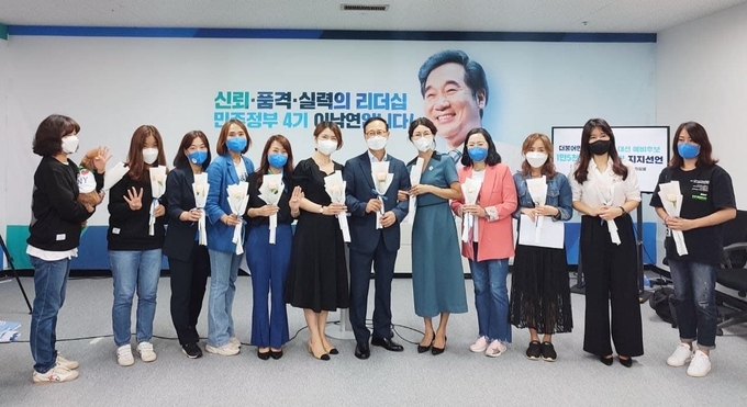 이낙연을 지지하는 전국 여성모임이 29일 서울 여의도 필연캠프에서 기념촬영을 하고 있다. (사진 = 이낙연 필연캠프 제공)