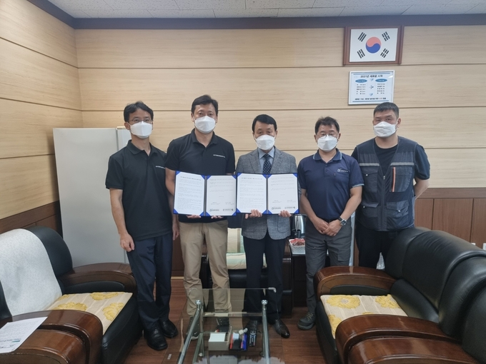 접이식 교반설비를 공동 개발한 인천환경공단 남항사업소와 오토바이오그래피 관계자들. ( 사진 = 인천환경공단 제공 )