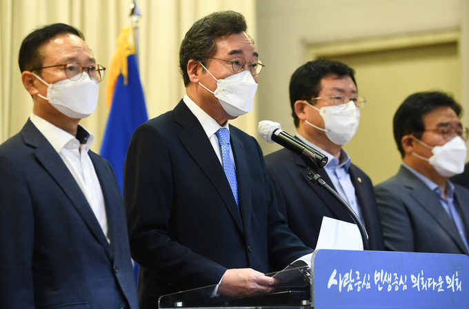 더불어민주당 대선주자인 이낙연 전 대표가 30일 오전 경기도의회에서 열린 ‘경기 공약 발표 기자회견’에서 경기지역 공약을 발표하고 있다. (사진 = 경기 사진 공동 취재단)