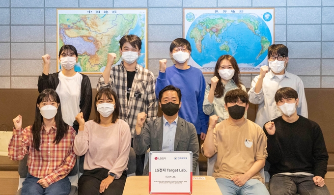 LG 전자 타깃랩 선정된 인하대 정호상 교수 연구실팀. ( 사진 = 인하대 제공 )