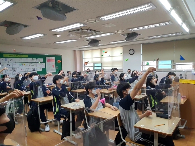 ‘내 마음, 종이비행기 타고~’. (사진=연무중학교 제공)