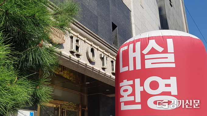 홍남기 부총리 겸 기획재정부 장관은 30일 오전 정부서울청사에서 열린 비상경제 중앙대책본부회의에서 소상공인·자영업자의 영업 손실을 보상하고자 다음달 말부터 손실보상금을 지급할 계획이라 밝혔다.<br>
(사진=현지용 기자)
