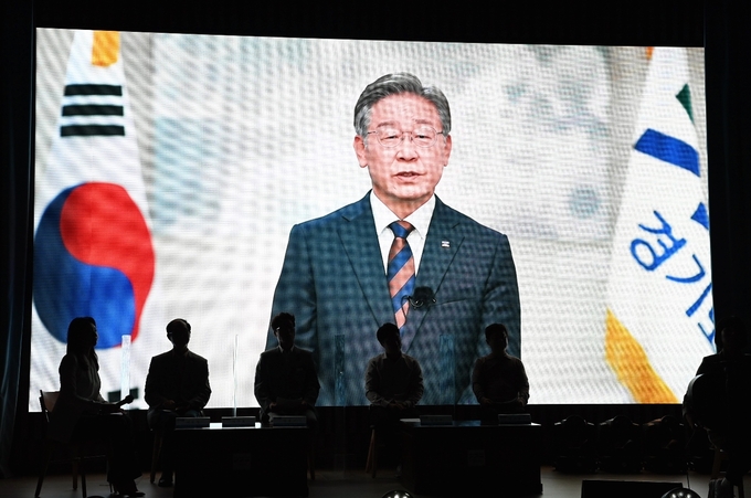 2021 제2회 전태일 노동인권 토크콘서트에서 이재명 경기도지사가 영상 메시지를 통해 축사를 하고 있다.(사진 = 경기도 제공)