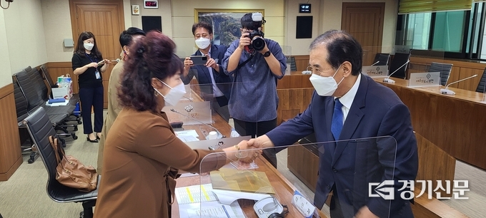 태민자 포천시여성단체협의회장(왼쪽)에게 박윤국 포천시장이 위촉장을 수여하고 있다. (사진=문석완 기자)