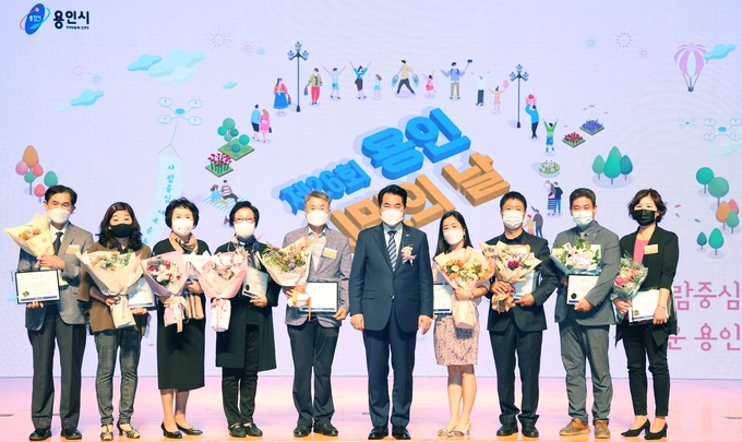 제26회 용인 시민의 날 기념식에서 표창장을 받은 시민들과 백군기 용인시장의 모습 (사진=용인시 제공)