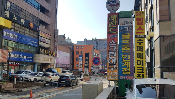 경기 수원시 팔달구 인계동의 모텔 사장 A씨는 “24시간 3교대 근무가 2교대로, 2교대가 지금은 우리 부부끼리 맡는 등 직원들을 모두 내보내야만 했다. 인계동 번화가 영업과 함께하던 이곳 숙박업 일대는 지금 모두 폐업을 밟고 있다”고 전했다. (사진=현지용 기자)
