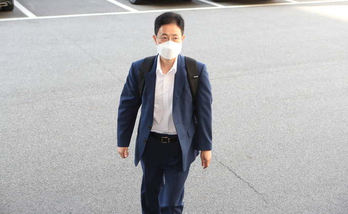 민의힘 대권주자인 윤석열 전 검찰총장의 고발사주 의혹 관련 고발장 작성자로 거론되는 손준성 전 대검 수사정보정책관(현 대구고검 인권보호관)이 지난 16일 오전 대구고검으로 출근하고 있다. (사진=연합뉴스/자료사진)