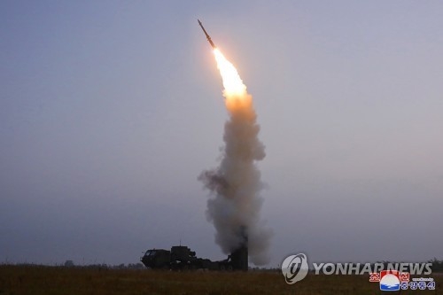 북한이 지난달 30일 신형 반항공미사일을 시험발사했다고 밝혔다. 조선중앙통신은 1일 "국방과학원은 9월 30일 새로 개발한 반항공 미사일의 종합적 전투 성능과 함께 발사대, 탐지기, 전투종합지휘차의 운용 실용성을 확증하는 데 목적을 두고 시험발사를 진행했다"고 보9도했다. 박정천 당 비서가 국방과학연구 부문 간부들과 함께 시험발사를 참관 했다고 통신은 전했다. (사진=평양 조선중앙통신/연합뉴스)