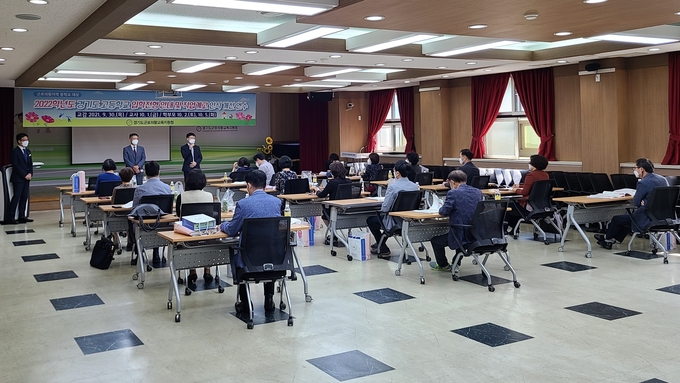 군포의왕교육지원청 2022학년도 고등학교 입학전형 안내 및 직업계고 인식 개선 연수를 실시하고 있다.