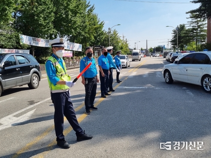 포천모범운전자회 봉사자들이 포천시 공설운동장 앞에서 교통 통제를 하고 있다.
