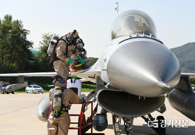제독반이 현장지휘관의 지시에 따라 항공기 제독을 실시하고 있다. (사진=공군 제15특수임무비행단 제공)