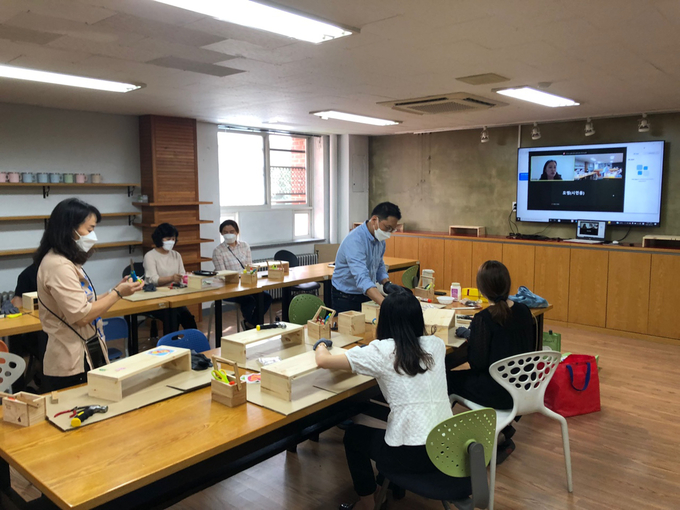 성은학교 장애학생 환경교육 프로그램 운영 전 교사들을 대상으로 선행 교육이 진행 중이다. (사진=성남시 제공)