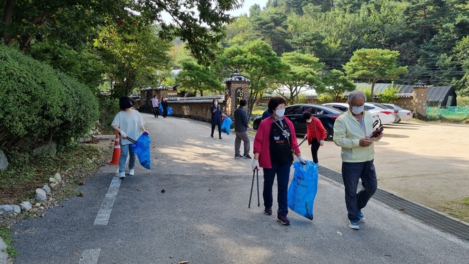 남양주시와 정약용문화제 추진위원회는 1일 정약용문화제의 비대면 프로그램 중 하나인 ‘마재마을 모바일 스탬프 투어’를 지역 주민과 함께하는 플로깅으로 시작했다. (사진=남양주시 제공)
