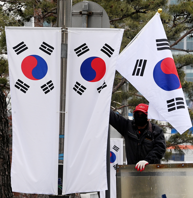 태극기를 게양하는 모습 (사진=경기신문 DB)