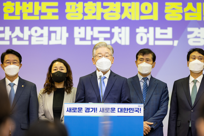 이재명 더불어민주당 대선 경선 후보가 3일 경기도의회에서 경기도 공약을 발표하고 있다. (사진 = 이재명 열린 캠프 제공)