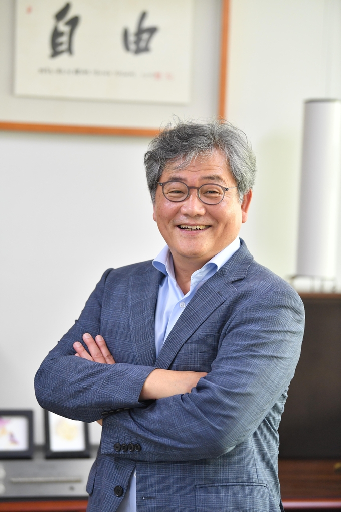 서강석 하남문화재단 대표이사가 포즈를 취하고 있다. (사진=하남문화재단 제공)