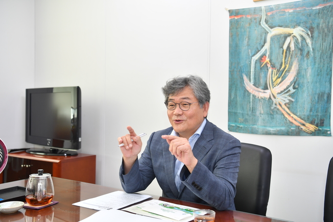 서강석 하남문화재단 대표이사가 재단 운영과 관련한 방침과 공연 에피소드 등을 설명하고 있다. (사진=하남문화재단 제공)
