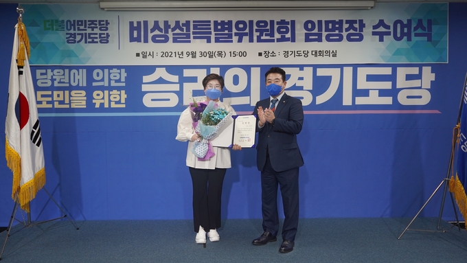 김포시의회 김계순 의원(왼쪽)이 우수조례 경진대회에서 조례상을 받은 뒤 기념사진을 찍고 있다. (사진=김포시의회 제공)