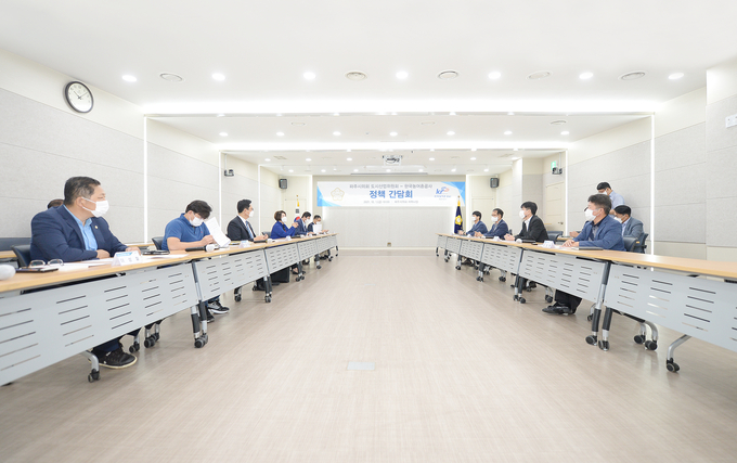 파주시의회도시산업위원회와 농어촌공사파주지사 관계자들이 간담회를 갖고 있다.(사진=파주시의회 제공)