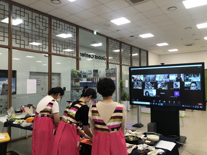 인천경제청이 마련한 두부요리 강좌에 참여한 외국인들이 전문가의 지도로 요리를 만들고 있다. ( 사진 = 인천경제청 제공 )