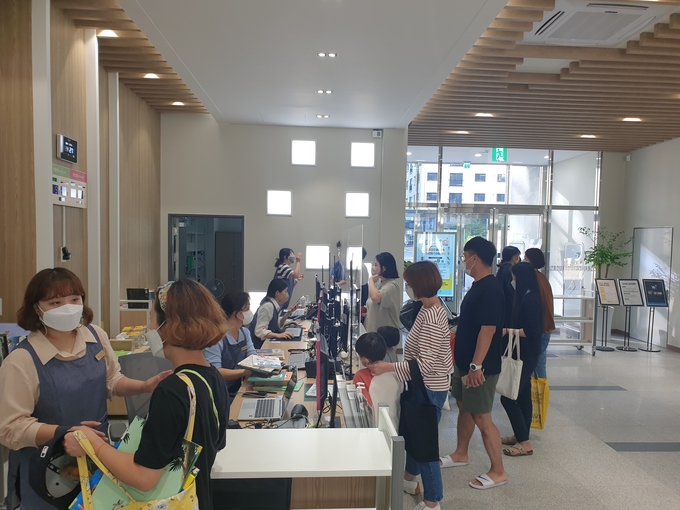 개관한 마산 도서관에 입장 하려는 지역주민들이 차례를 기다리고 있다.(사진=김포시제공)