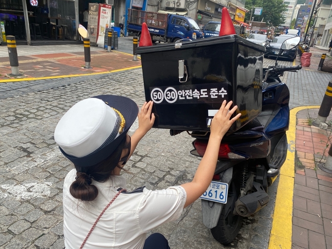 군포경찰서가 ‘이륜차 무질서 근절’을 위해 단속 및 홍보 활동에 집중하고 있다. (사진=군포경찰서 제공)