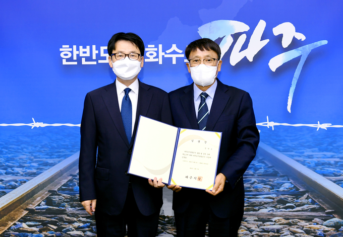 5일 오전 최종환 파주시장이 정학조(사진 오른쪽) 파주도시관광공사 사장에게 임명장을 수여했다. (사진=파주도시관광공사 제공)