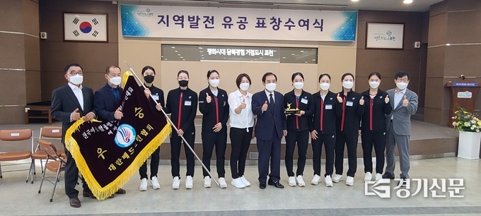 포천시청 직장운동경기부 배트민턴부가 우승기를 포천시에 증정하였다. (사진=문석완 기자)