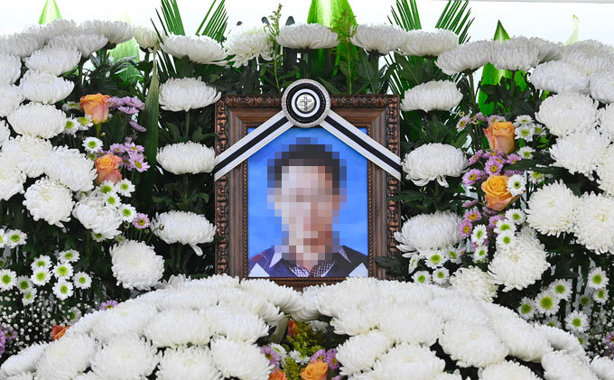 안성교육지원청 교육시설관리센터 소속 故이승현 시설관리주무관이 극단적 선택을 했다. 사진은 4일 안성의 한 병원 장례식장에 마련된 이 주무관의 빈소. (사진=황준선 기자)