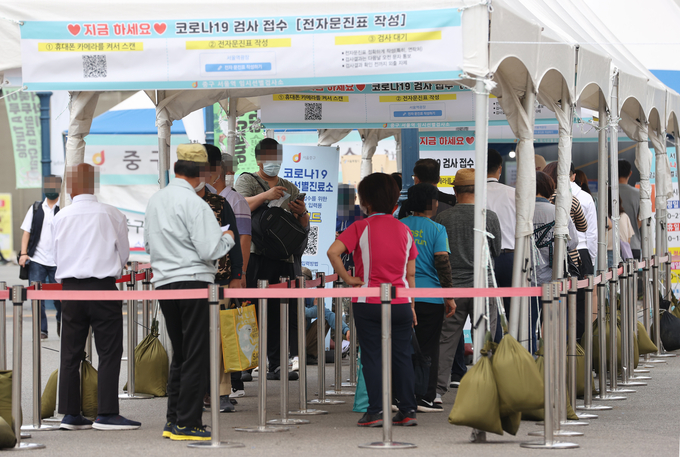  5일 오전 서울역광장에 마련된 신종 코로나바이러스 감염증(코로나19) 임시 선별검사소에서 시민들이 검사를 받기 기다리고 있다. (사진=연합뉴스)