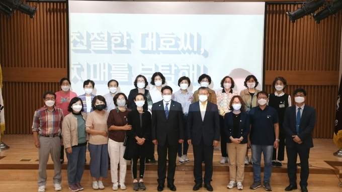 최대호 안양시장이 5일 치매예방 운동 강사 양성과정에서 특강을 진행했다. (사진=안양시 제공)